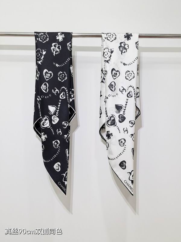 Chanel silk scarf hm36